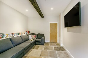 Cottage | Woonkamer | Een televisie