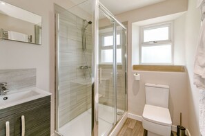 Cottage | Badkamer | Een douche, een haardroger