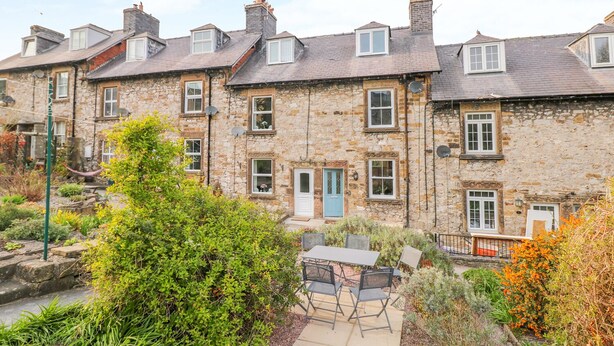 A row of stone terraced houses with a small patio area in front. - Wyebrow Cottage (Bakewell)