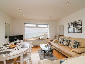 Cottage | Living area - The View (Portland)