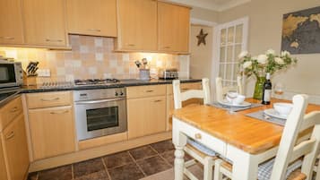 Cottage | Private kitchen | Electric kettle, toaster, cookware/dishes/utensils