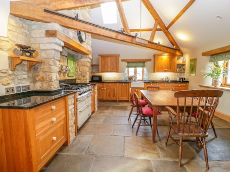 Cottage | Private kitchen | Fridge, stovetop, dishwasher, highchair