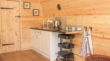 Cottage | Private kitchen | Stovetop, cookware/dishes/utensils, dining tables