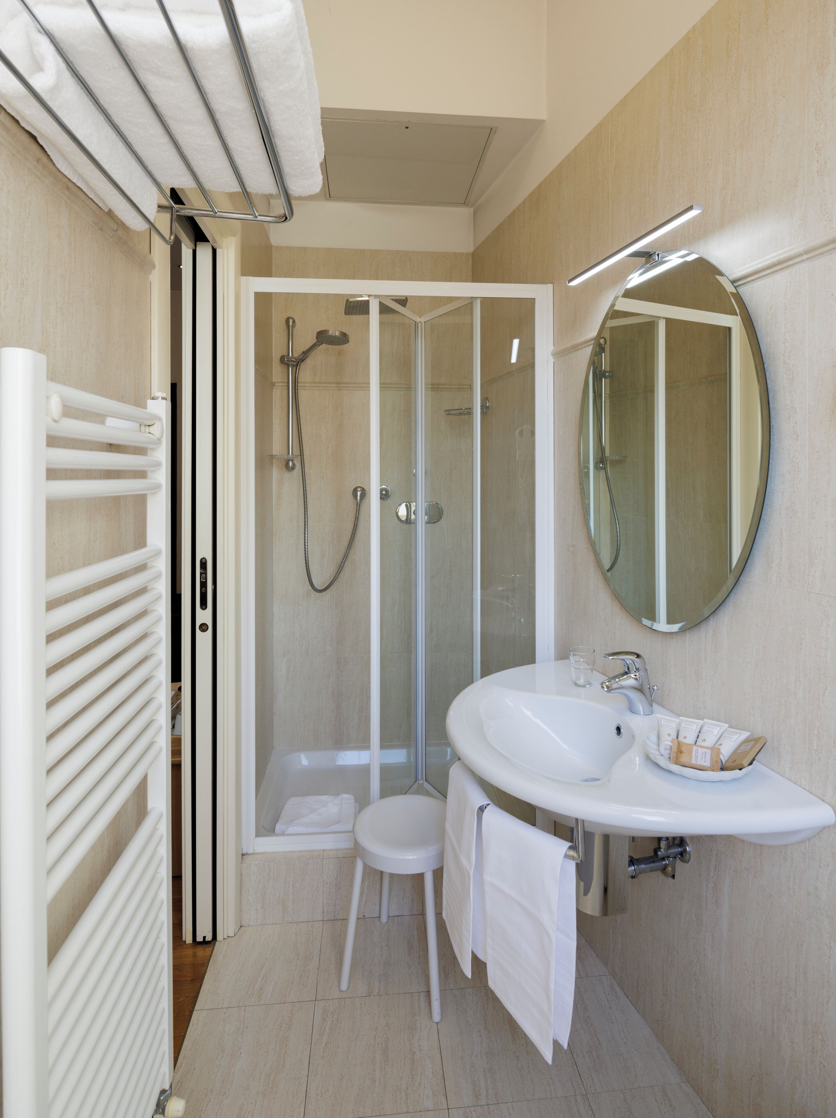 Een douche, een haardroger, pantoffels, een bidet
