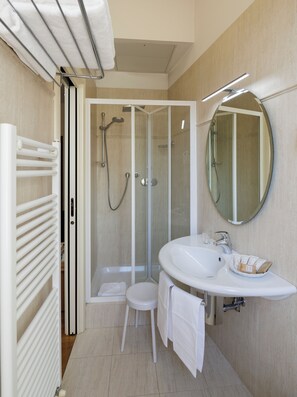 Shower, hair dryer, slippers, bidet - Dynasty Suites (Turin)