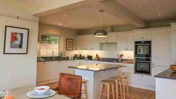 Cottage | Private kitchen | Dishwasher, cookware/dishes/utensils