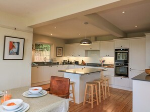 Cottage | Private kitchen | Dishwasher, cookware/dishes/utensils - Savernake (Kingsbridge)