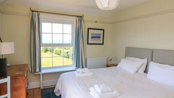 Cottage | 5 bedrooms, individually decorated, individually furnished, free WiFi