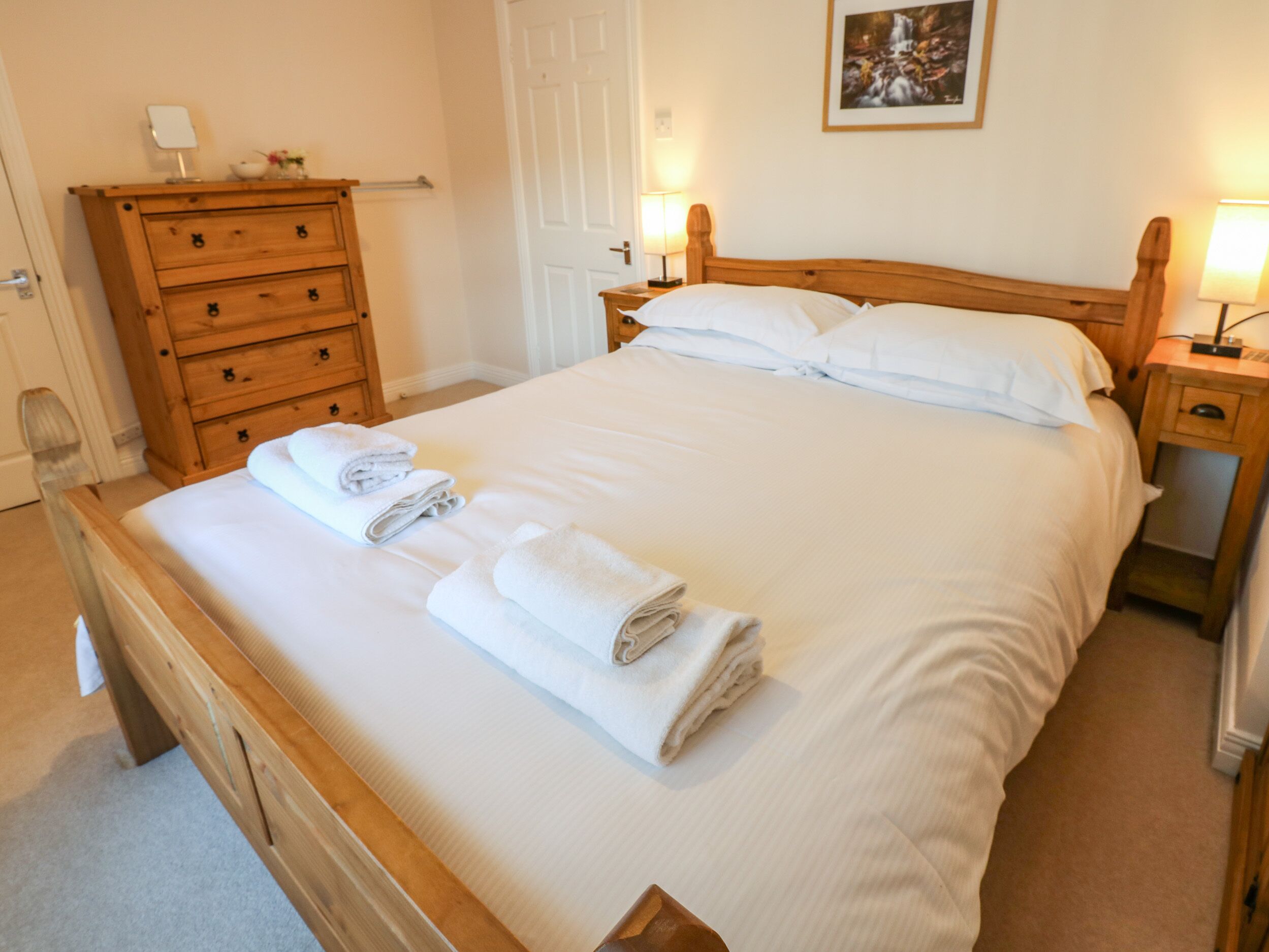 2 Schlafzimmer, individuell dekoriert, individuell eingerichtet