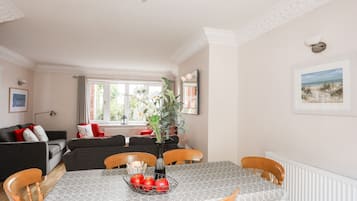 Cottage | Private kitchen | Microwave, stovetop, dishwasher, electric kettle