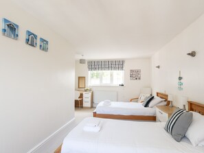 3 bedrooms, individually decorated, individually furnished, free WiFi - Mews Cottage (Menai Bridge)