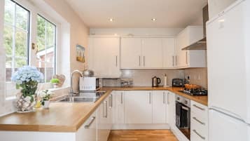 Cottage | Private kitchen | Microwave, stovetop, dishwasher, electric kettle