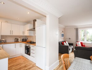 Cottage | Private kitchen | Microwave, stovetop, dishwasher, electric kettle