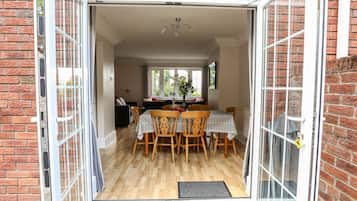 Cottage | Outdoor dining