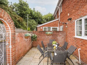 Outdoor dining - Mews Cottage (Menai Bridge)