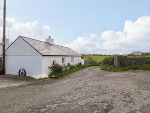 Property grounds - Farm Cottage (Cemaes Bay)
