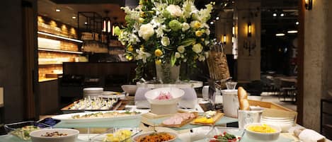 Petit déjeuner, déjeuner et dîner servis sur place