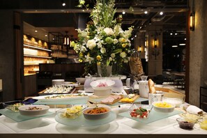 บริการอาหารเช้า อาหารกลางวัน และอาหารเย็น