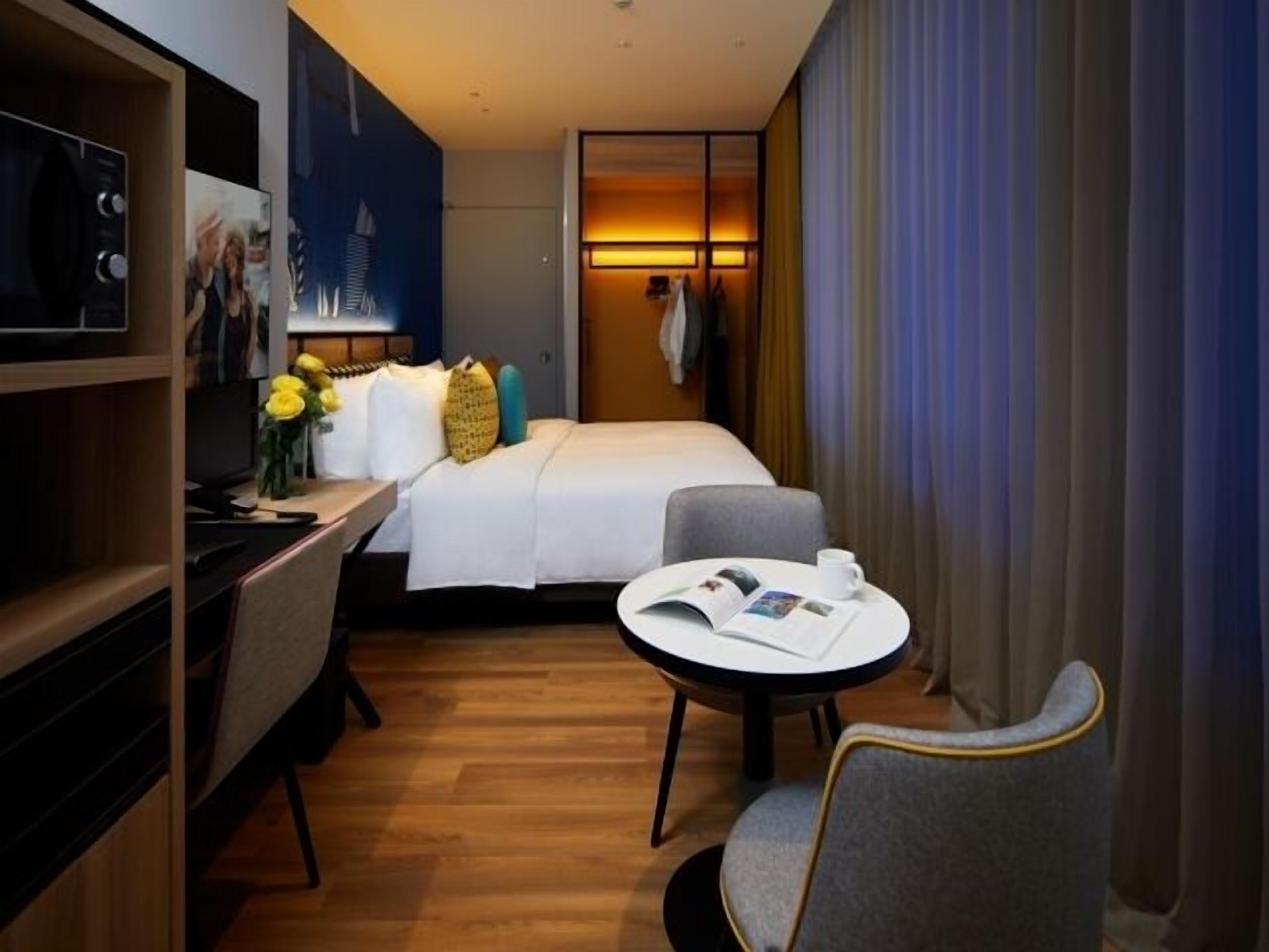Edredons de pluma, cofres nos quartos, escrivaninha