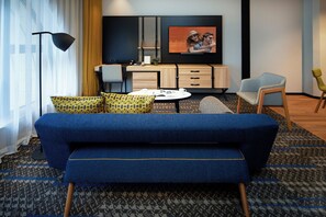 Cubrecamas, caja de seguridad en la habitación y escritorio 