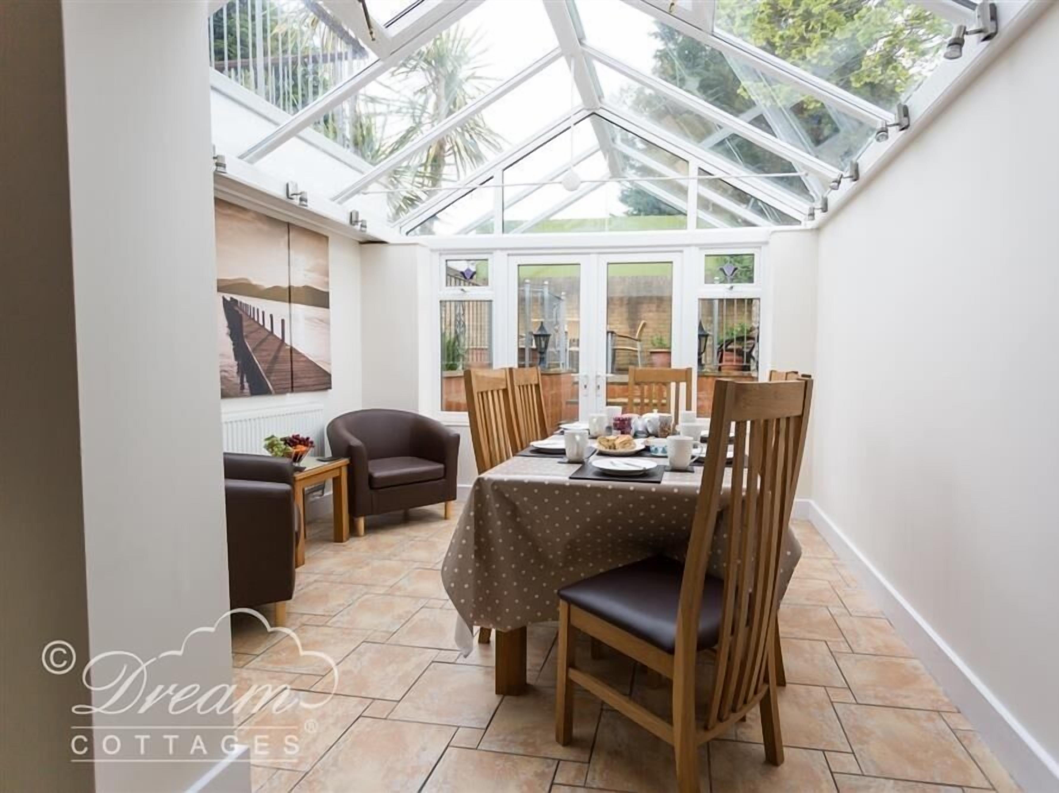 Casa de campo | Cocina privada | Lavavajillas, periquera y utensilios de cocina 