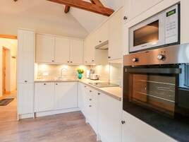 Microondas, placa de cocina y utensilios de cocina