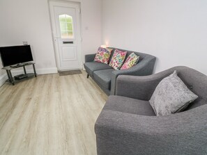 Cottage | Living room - Swallow Cottage (Truro)