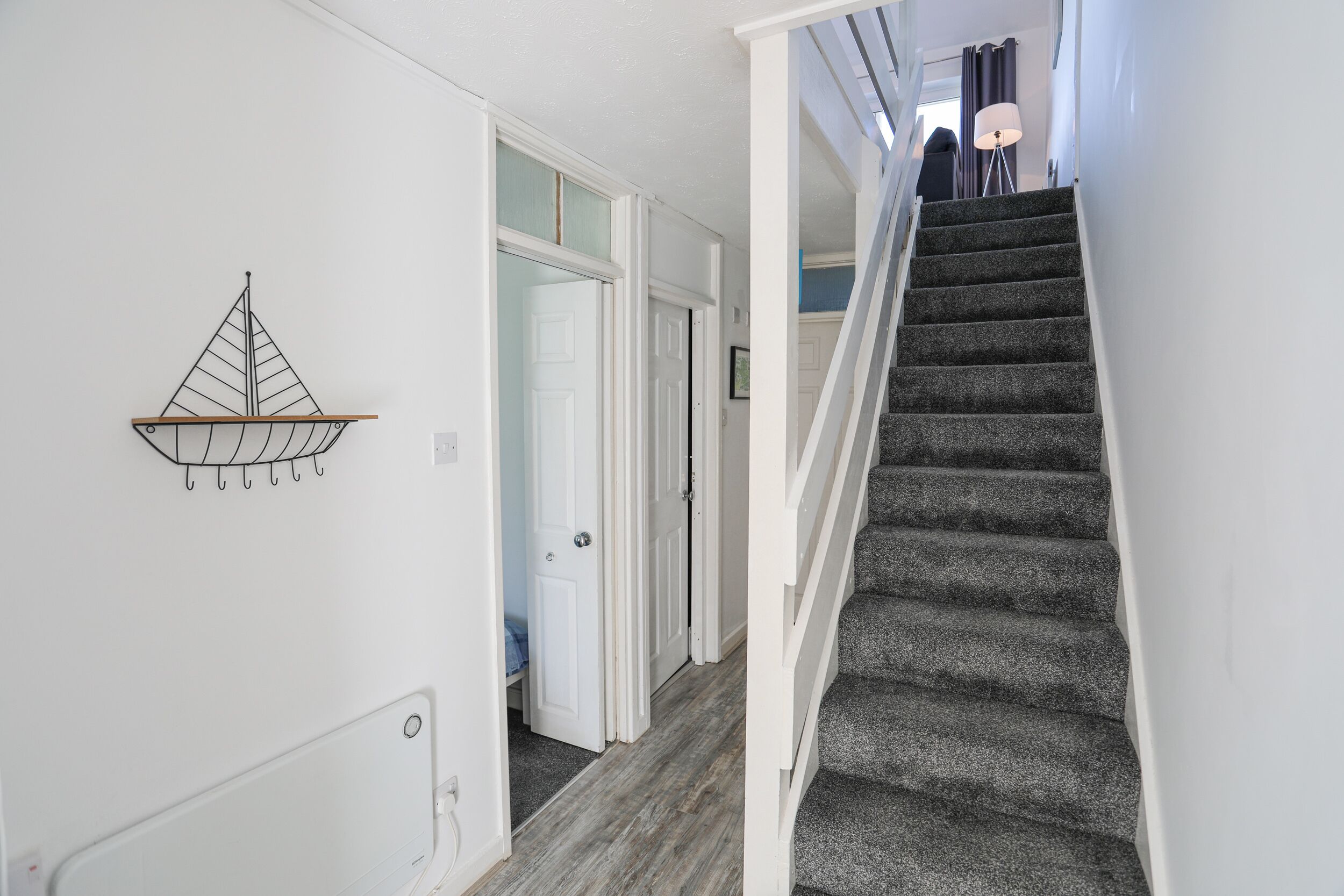 Eine Treppe mit Teppichstufen, die zu einer Zwischenebene führen.