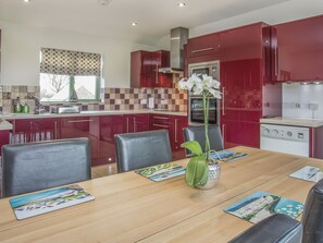 Cottage | Private kitchen | Fridge, microwave, stovetop, dishwasher - Mynydd Parys (Llanfairpwllgwyngyll)