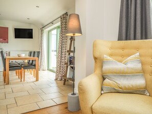 Casa de campo | Sala de estar | Televisión de pantalla plana y libros 