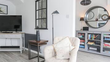 Cottage | Living area | TV