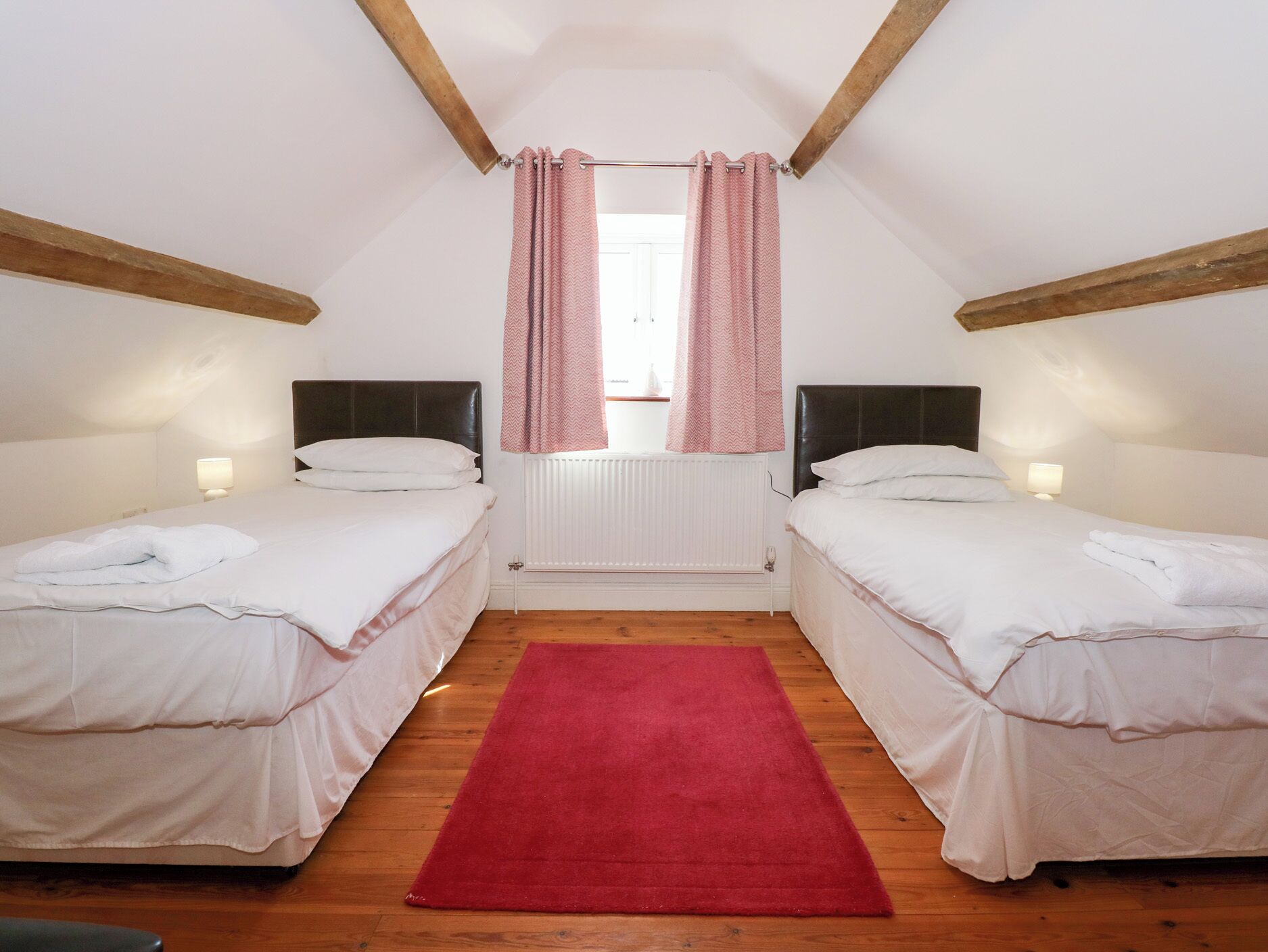 3 quartos, individualmente decorados, individualmente mobiliados