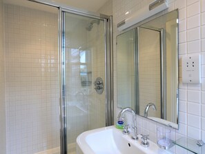 Cottage | Badkamer | Een douche