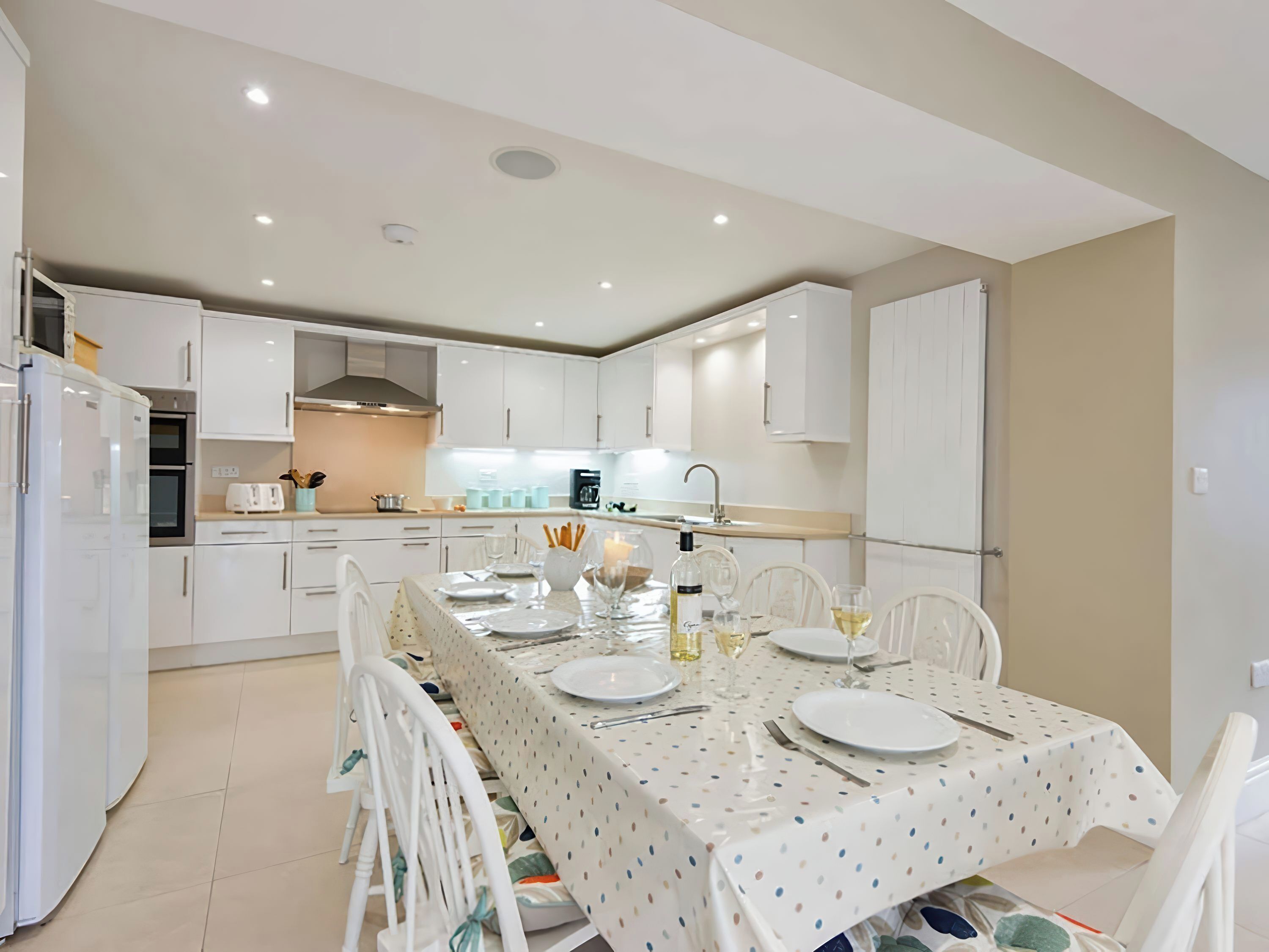 Micro-ondes, plaque de cuisson, lave-vaisselle, chaise haute