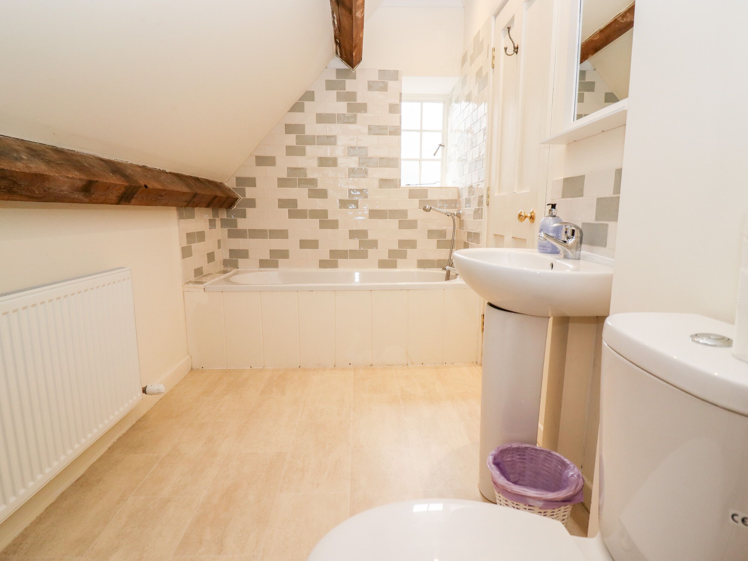 Un baño con bañera, lavabo e inodoro.
