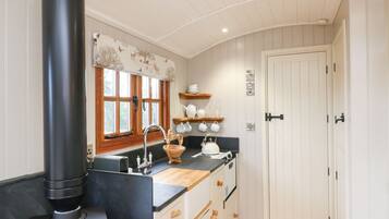 Cottage | Private kitchen | Fridge, stovetop, cookware/dishes/utensils