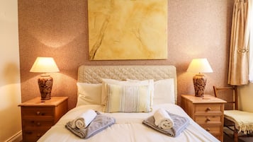 Cottage | 2 bedrooms, individually decorated, individually furnished, free WiFi