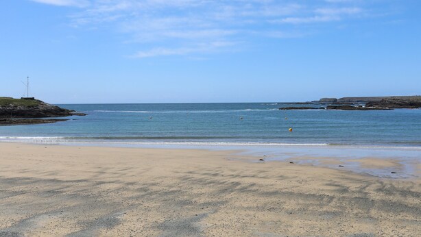 A beach with clear skies and calm waters. - Tyn Towyn - Bwthyn Haf (Holyhead)