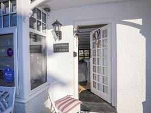 Exterior detail - St Agnes (Porthmadog)