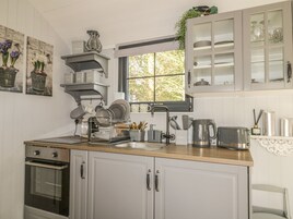 Cottage | Private kitchen | Fridge, microwave, stovetop, cookware/dishes/utensils