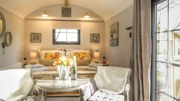 Cottage | Living area | TV