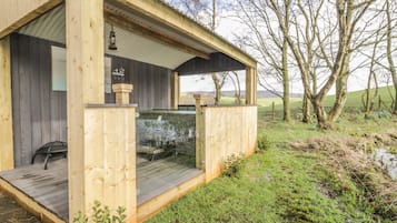 Cottage | Outdoor spa tub