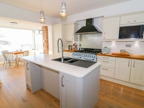 Cottage | Private kitchen | Stovetop, dishwasher, cookware/dishes/utensils - Shady Bowers (Carnforth)
