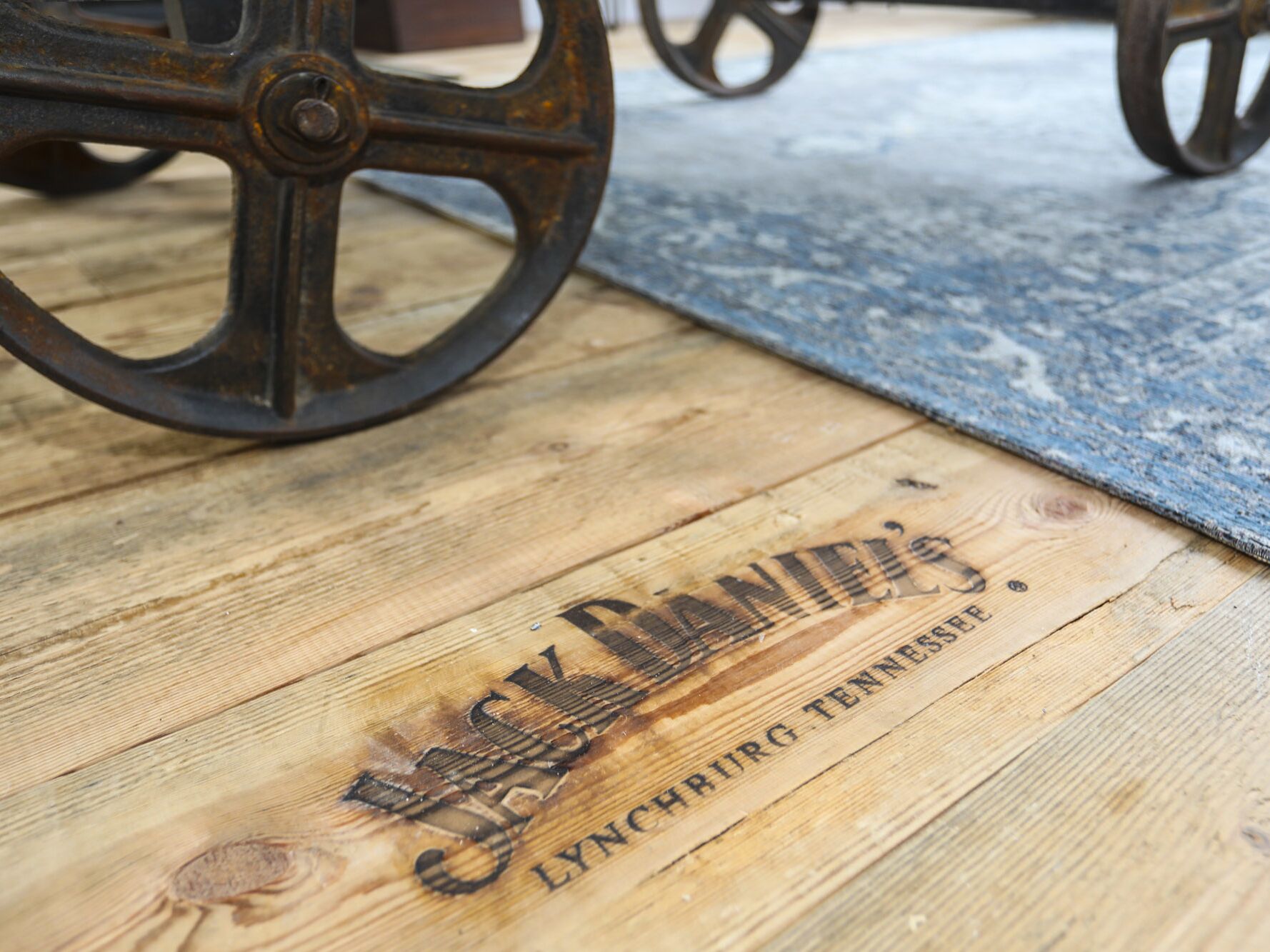 Un piso de madera con un logotipo y el texto que dice "Jack Daniel's Lynchburg Tennessee".