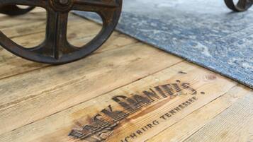 Un piso de madera con un logotipo y el texto que dice "Jack Daniel's Lynchburg Tennessee".