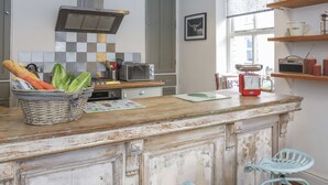 Cottage | Bếp riêng | Máy rửa bát, dụng cụ nấu nướng/bát dĩa/dao nĩa 
