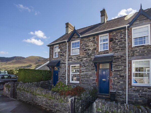 Cottage | Front of property - 17 Victoria Terrace - Perthi (Caernarfon)