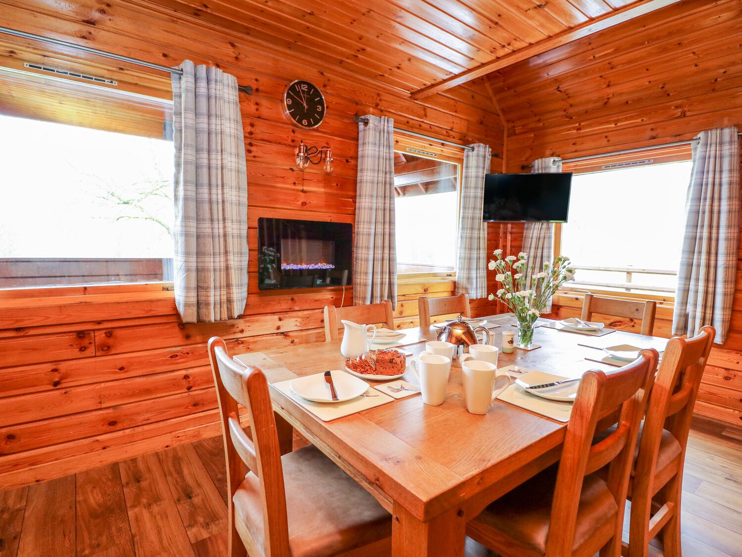 Cottage | Private kitchen | Dishwasher, cookware/dishes/utensils