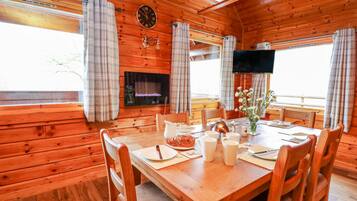 Cottage | Private kitchen | Dishwasher, cookware/dishes/utensils