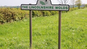 Un panneau indiquant la région de Lincolnshire Wolds.